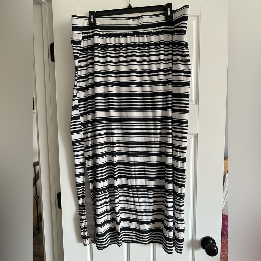 Women’s plus size 3X Maurices Black and White Striped Maxi Skirt